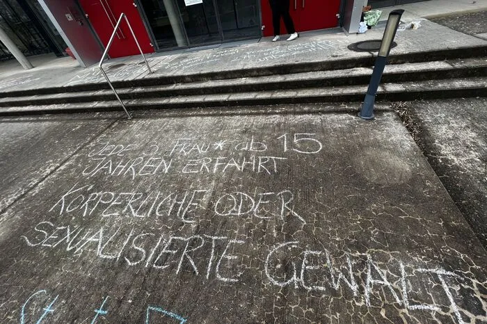 "Jede Frau* ab 15 Jahren erfährt körperliche oder sexualisierte Gewalt", lautet ein Fakt, den die Studierenden aufgeschrieben haben.