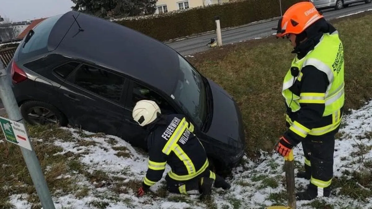 Der Pkw krachte in den Straßengraben