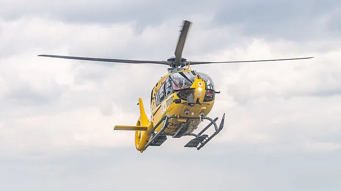 Mit dem Notarzthubschrauber wurde der Hilfsarbeiter ins Spital geflogen