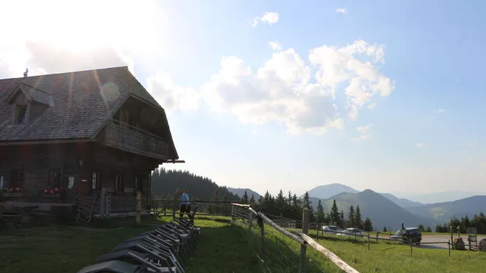 Die idyllische Stoakoglerhütte lädt dazu ein ...