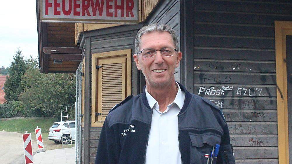 Günter Edlinger, Kameradschaftsführer der Stadtfeuerwehr St. Veit, vor der Wiesenmarktkanzlei