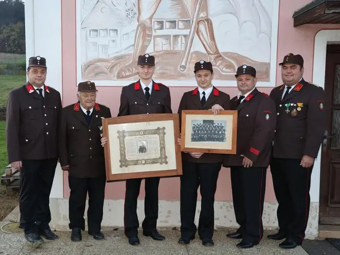 Die Familie Sundl im Dienste der FF Entschendorf: Robert Sundl, Franz Sundl, Franz Christopher Sundl, Phillip Sundl, Christian Sundl und Gerhard Sundl (v.l.n.r.)