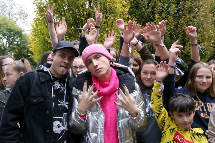 Übrigens: Das Markenzeichen von Ian: sein androgyner Kleidungsstil, mit einer Vorliebe für Nagellack und die Farbe Pink. 