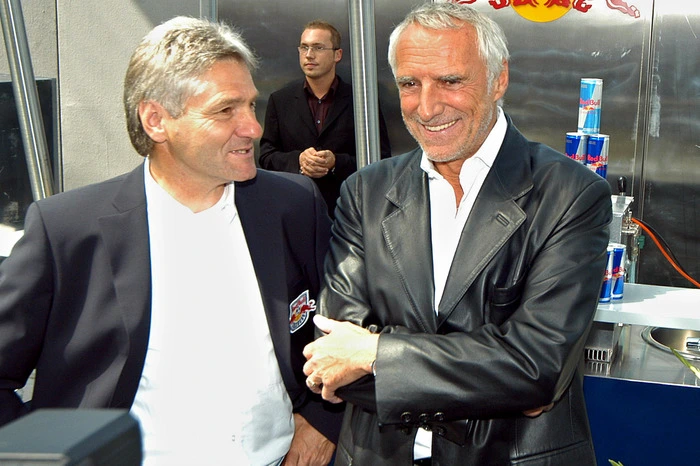 Kurt Jara wird erster Trainer des neuen Fußballvereins. Schon im zweiten Jahr löst ihn allerdings Giovanni Trapattoni ab. Der Italiener holt schließlich den ersten Meistertitel für Red Bull. 2006 steigt Red Bull mit den MetroStars in der nordamerikanischen Fußballliga ein, 2009 folgt mit RB Leipzig der Sprung in die deutsche Bundesliga.