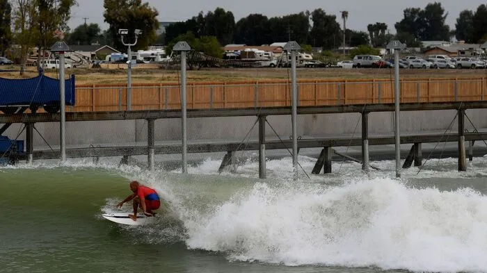 Auf der Kelly Slater's Surf Ranch in Kalifornien findet am ersten Mai-Wochenende ein internationaler Surfcup statt. Sogar Australier geben sich hier die Welle.