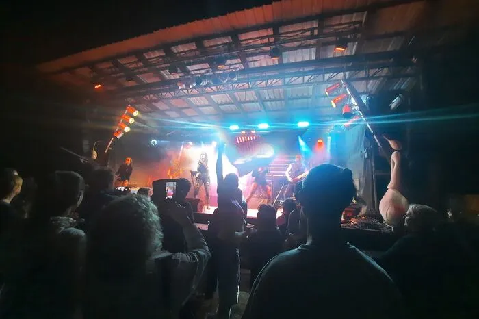 ...zahlreiche Festivalbesucher und -besucherinnen rockten bis tief in die Nacht weiter.