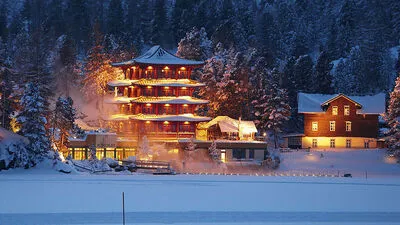 Blick auf den winterlichen Hochschober-Chinaturm