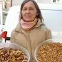 Dragica Habich bietet am Markt Nüsse an. Auch ihr Brot ist sehr begehrt