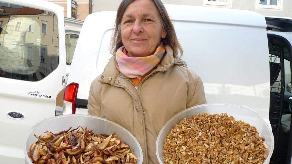 Dragica Habich bietet am Markt Nüsse an. Auch ihr Brot ist sehr begehrt