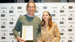 Rudolf Maria Schwarzer mit seiner Frau Romana Felbar und der Auszeichnung „Brennerei des Jahres 2025“