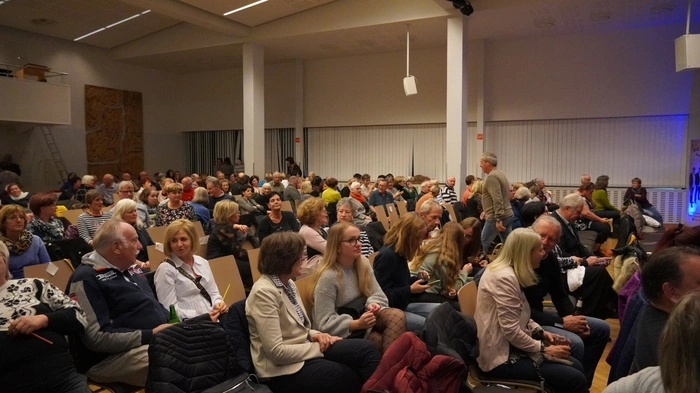 Der MGV-Steinfeld mit Chorleiter Walter Unterpirker und Obmann Helmut Traar freuten sich am Freitag im Kultursaal Steinfeld über zahlreiche Gäste.