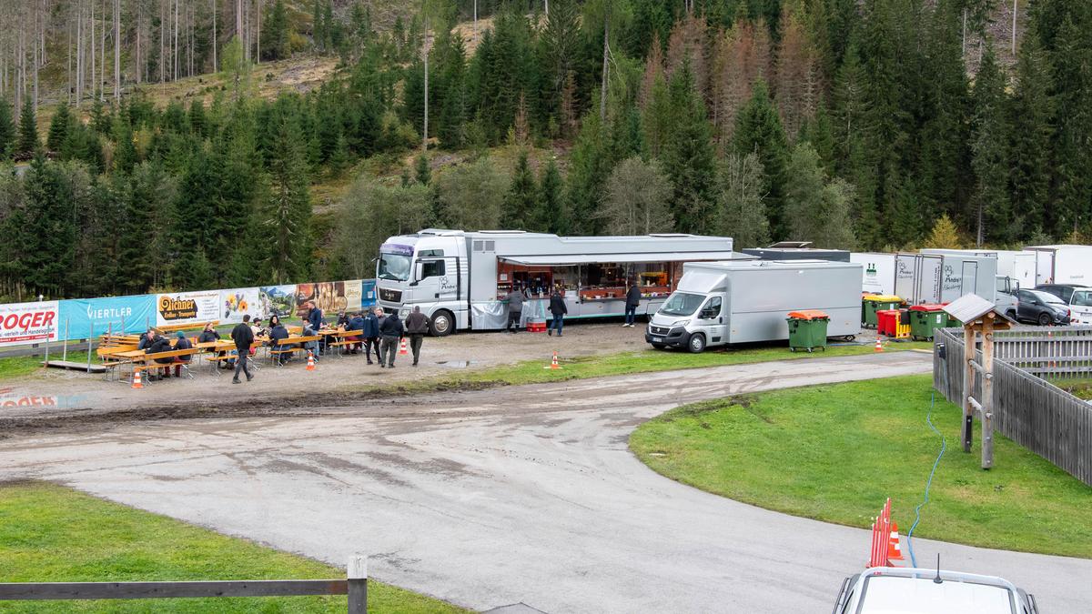 Beim Biathlonzentrum in Obertilliach hat die Filmcrew ihre Zelte aufgeschlagen