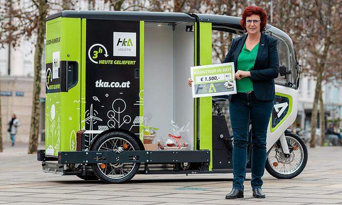 Die Geschäftsführerin der TKA Logostik International, Jutta Gütler, mit 1500 Euro-Spendenscheck für "Kärntner in Not"