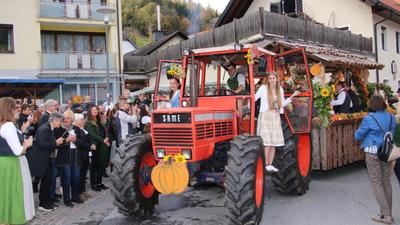 Der Umzug der Erntewägen war ein Highlight beim Bezirkserntedankfest der Landjugend