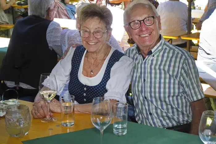 ...ging es mit Musik, Tanz und Humor weiter. Gruppen wie „Stamm 1907“, „Steirerherzen“, die Goaßlschnalzer und zahlreiche Musikensembles sorgten für beste Unterhaltung.