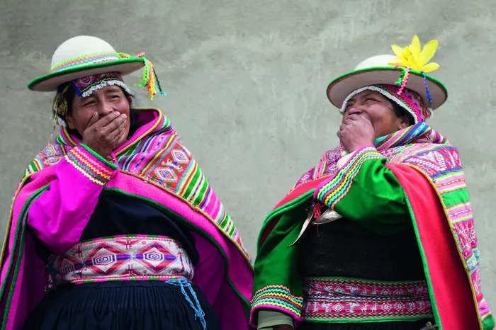 Jean-Francois Leblanc, Kanada:Felicidad und ihre Freundin gehören zur Kallawaya-Gemeinschaft in Curva, Bolivien. Nach einer spirituellen Zeremonie tragen sie noch ihre traditionelle Kleidung.