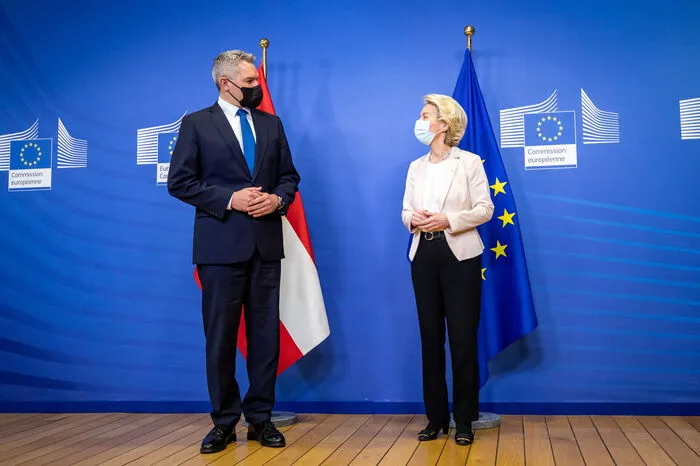 Danach traf Nehammer mit den 26 anderen EU-Staats- und Regierungschefs und Spitzen der Ukraine sowie von Georgien, Moldau, Armenien und Aserbaidschan zusammen.