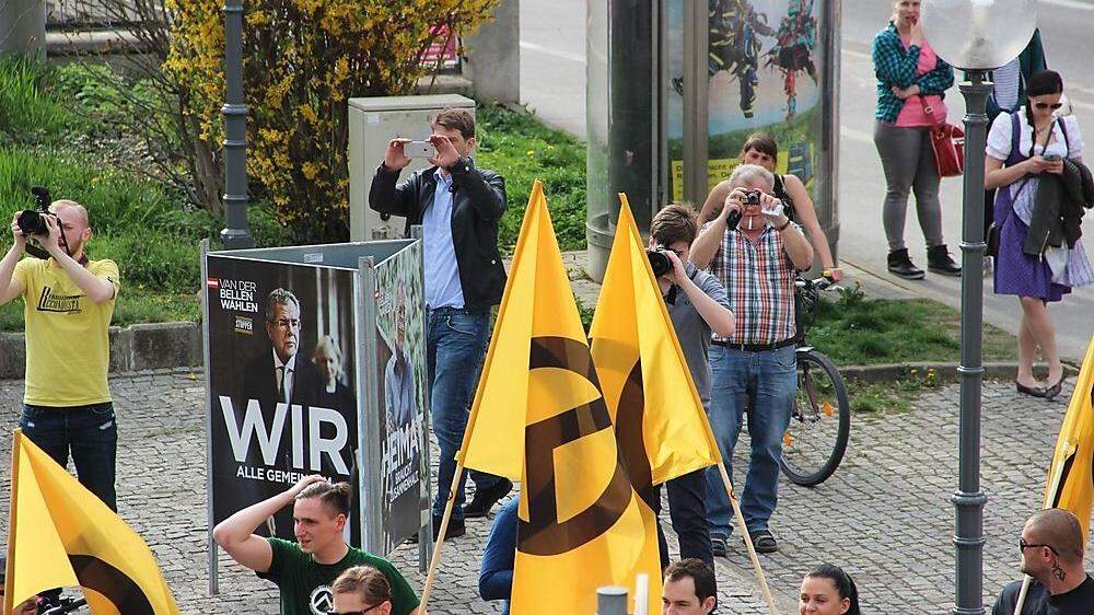Bei der Besetzung der Grünen Parteizentrale in Graz war Neo-FPÖ-Gemeinderat Sickl Zaungast - mitten unter Aktivisten der Identitären