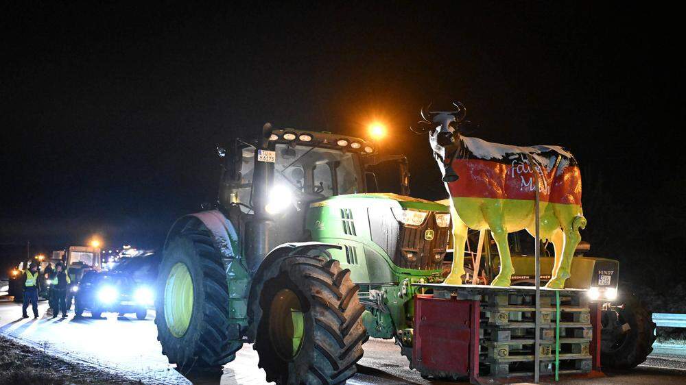 Um 5.00 Uhr Montagmorgen blockierten Landwirte mit Traktoren bereits die ersten Straßen in Deutschland
