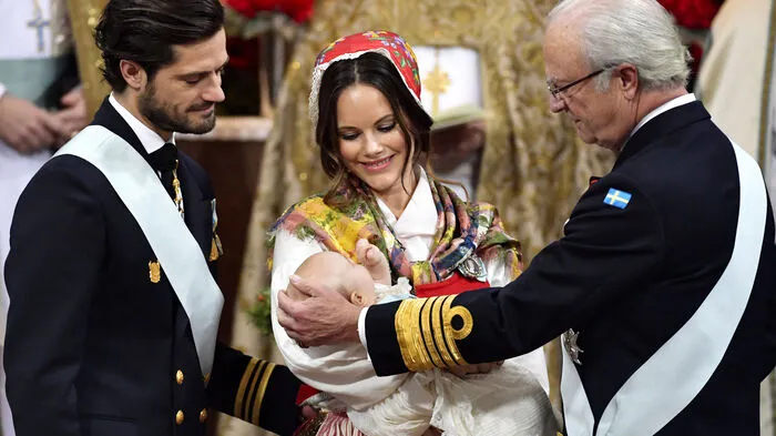 Dabei gab es auch ein bisschen Geschrei - denn auf dem Arm des emeritierten Erzbischofs fühlte sich der kleine Prinz nicht so recht wohl. Zurück bei Mama war dann alles wieder gut.