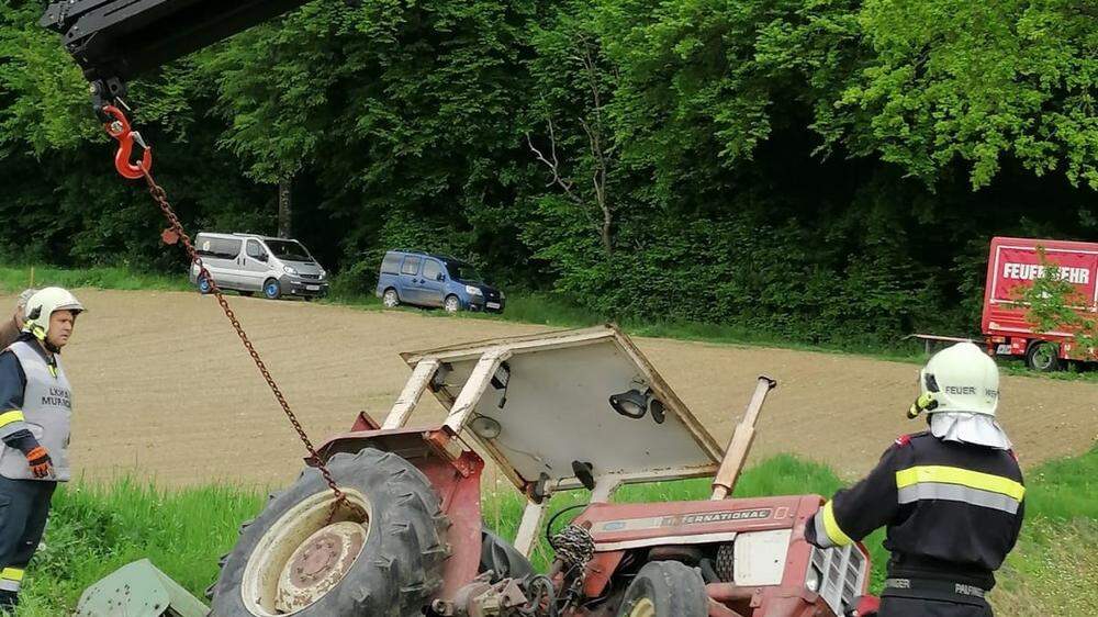 Der Traktor konnte mit vereinten Kräften geborgen werden