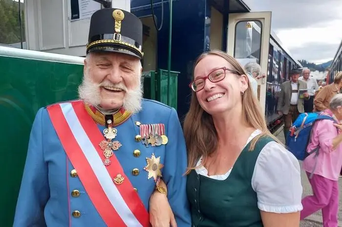  Der Kaiserzugverein hatte zu einer Dampfzugfahrt nach Frojach und zurück eingeladen. Mit an Bord waren zahlreiche Gäste, die sich auf eine Reise mit historischem Flair begaben. 