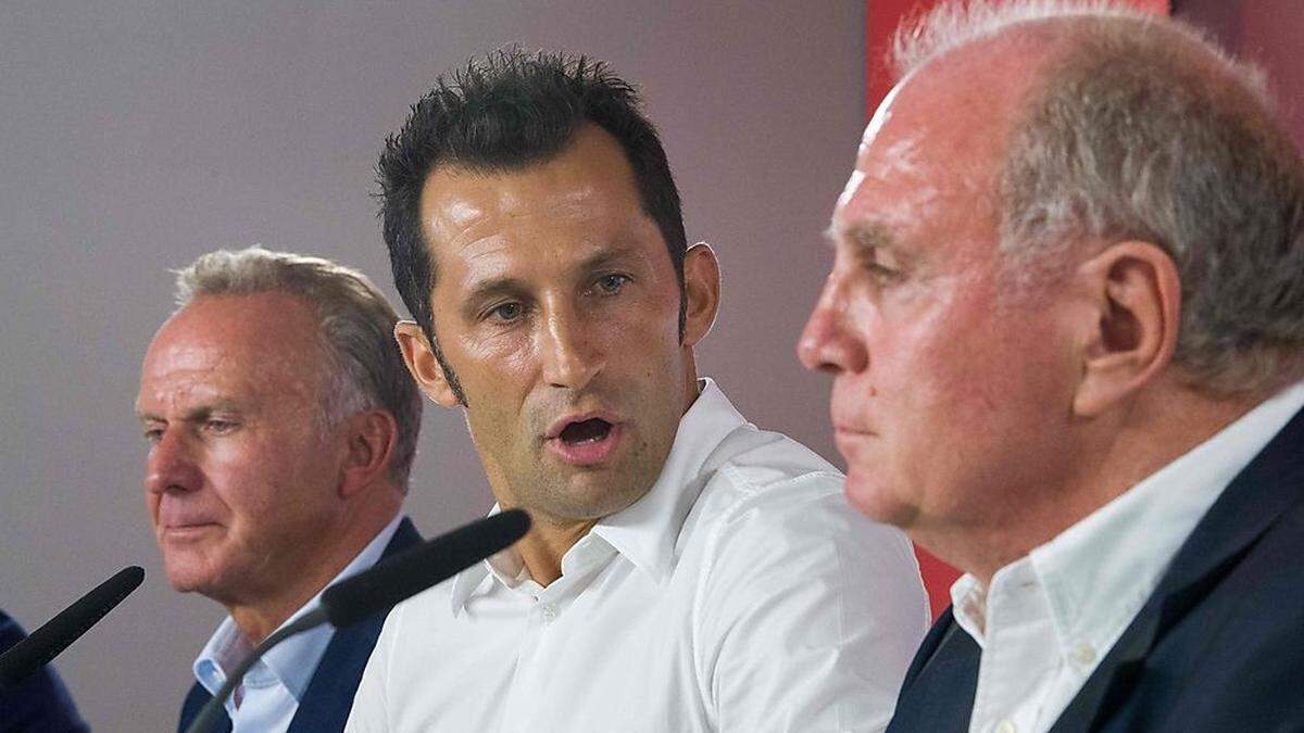 Hasan Salihamidzic (Mitte) zwischen Vorstandschef Karl-Heinz Rummenigge und Präsident Uli Hoeneß