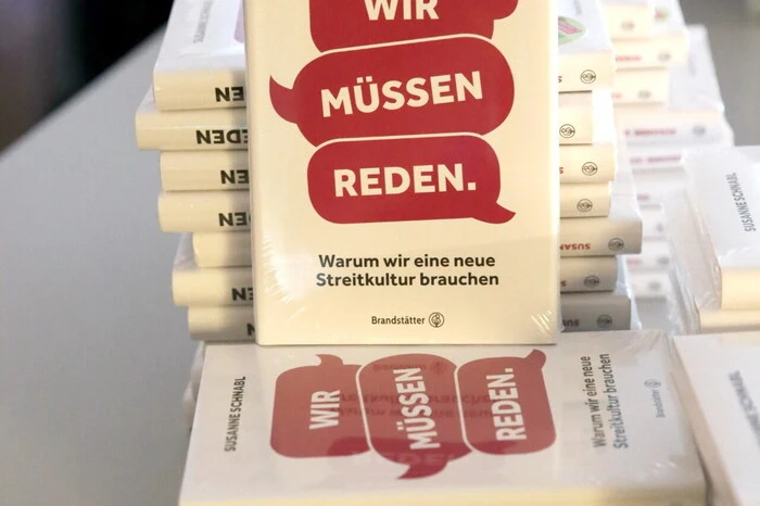 ... die bekannte ORF-Journalistin Susanne Schnabl, die sich aufgrund des Wochenmagazins „Report“ in ORF 2 einen Namen gemacht hat, für die Präsentation ihres ersten Buches „Wir müssen reden. Warum wir eine neue Streitkultur brauchen“ zu gewinnen.