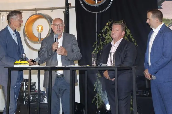 Im Rahmen der Feier verkündeten Aufsichtsratschef Johann Moser (2. v. l.), Vorstandsvorsitzender Manfred Wehr und technischer Vorstand Josef Maier, dass der Baubeschluss im Aufsichtsrat einstimmig gefallen ist. Links: Moderator Oliver Zeisberger