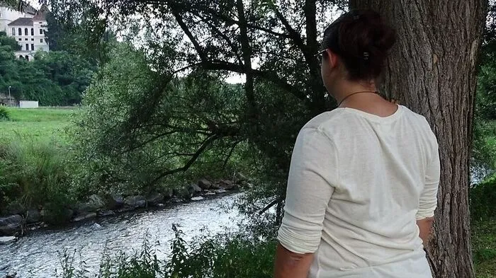 Die junge Frau sieht sich und ihren Verlobten als Opfer von Psychoterror