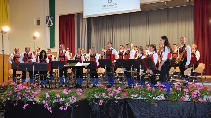 Über viel Applaus durften sich am Samstagabend (25. Juni) die Musikerinnen und Musiker des Musikvereins Neumarkt freuen.
