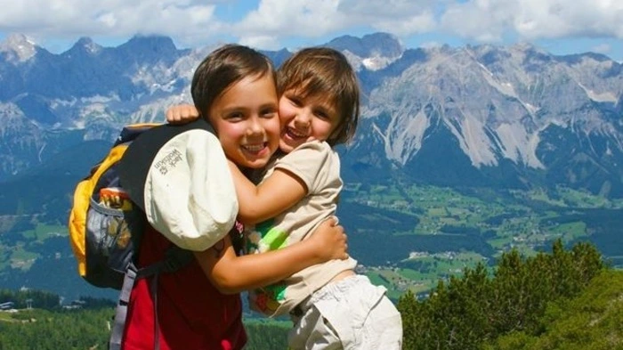 Das Lieblingssommerbild von Leser-Reporterin Friederike Gröbminger: Enkeln Jonas und Clara in den Ennstaler Bergen.