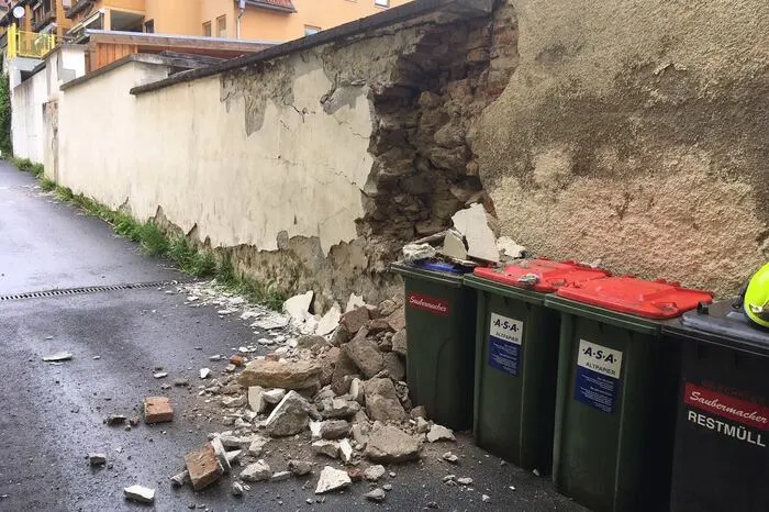 Das Unfallfahrzeug krachte gegen eine Mauer.