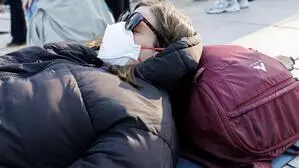 Mit Demonstrationen im Liegen wird immer wieder versucht, auf die mangelhafte Versorgungslage von PAIS-Betroffenen aufmerksam zu machen. Wie hier anlässlich des Long-Covid-Awareness-Day – ME/CFS am 15. März 2026 in Wien.