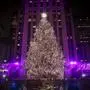 Hier erleuchtet der Rockefeller-Weihnachtsbaum die New Yorker Innenstadt