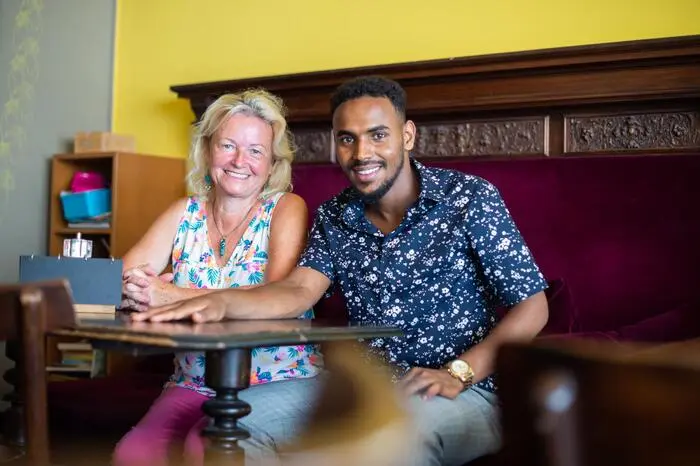 Maria Possert und der 22-jährige Khalid Hasan sind sich praktisch zufällig über den Weg gelaufen. Schnell war klar, dass sich ihre Wege so rasch nicht wieder trennen werden. Gemeinsam haben sie Deutsch gelernt und einen Lehrstellenplatz für den Schützling gesucht...