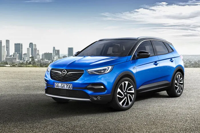 An der Front dominieren oberhalb der Schutzelemente der Grill mit dem zentralen Opel-Blitz und Scheinwerfer mit dem LED-Doppelschwingen-Motiv. Muskulös modellierte Radhäuser und die Schutzverkleidung im unteren Karosseriebereich geben dem Grandland X Offroad-Appeal. Eine Extraportion Individualität gibt’s dank der auf Wunsch erhältlichen Zweifarblackierung, bei der das optisch „schwebende“ Dach kontrastierend in Schwarz glänzt.
