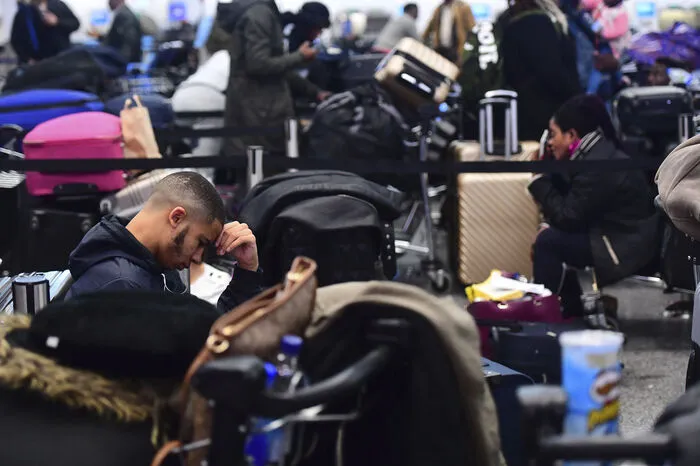 Ab Mittwoch war in Gatwick - abgesehen von einer dreiviertelstündigen Unterbrechung - kein einziges Flugzeug mehr gelandet oder gestartet. Ankommende Maschinen mussten umgeleitet werden und teils hunderte Kilometer entfernte Airports wie Amsterdam und Paris ansteuern. Laut der Flughafenleitung müssen sich Passagiere darauf einstellen, dass es auch am Freitag dabei bleibt.  