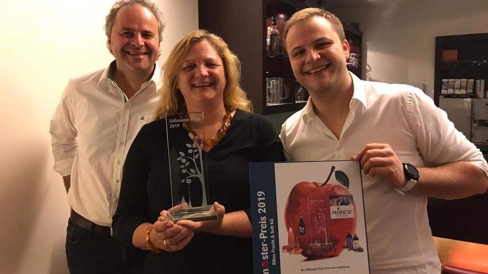 Franz, Gudrun und Bernhard Schriebl freuen sich über den „Süßmoster-Preis 2019“ für Ribes