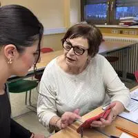 Für eine Gruppe von Pensionistinnen und Pensionisten stand an der HAK Liezen Smartphone-Unterricht am Stundenplan