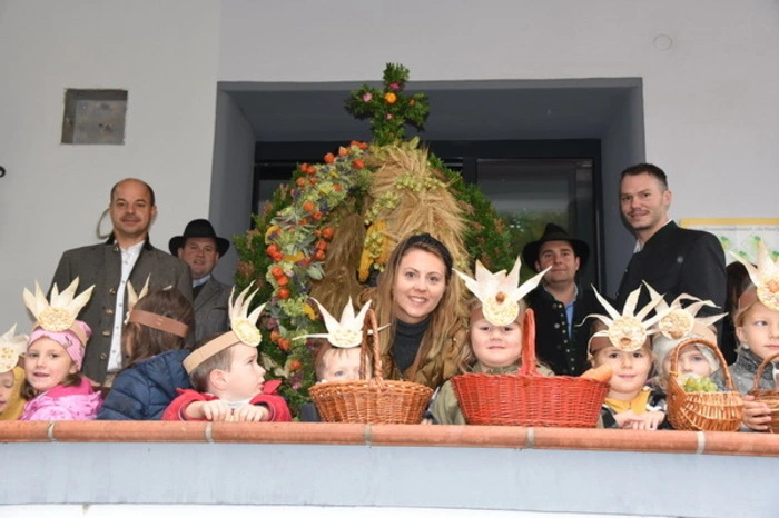 Nach dem Einzug der Kindergartenkinder von Sebersdorf segnete Pfarrer Matthias Travka die Erntekrone.