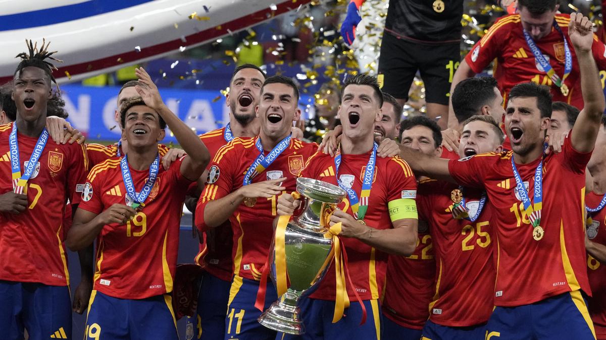 Spanien stemmt die EM-Trophäe in die Höhe