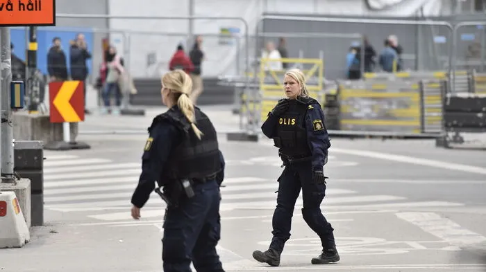 Auf einer zentralen Einkaufsstraße in Stockholm ist nach schwedischen Medienberichten am Freitag ein Lastwagen in eine Menschenmenge gerast. Die Polizei spricht von einem "mutmaßlichem Terrororanschlag".