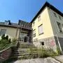 Ein verfallenes Gebäude mit Graffiti und eingeschlagenen Fenstern | Die ehemalige Tourismusschule in Oberwollanig verfällt zusehends