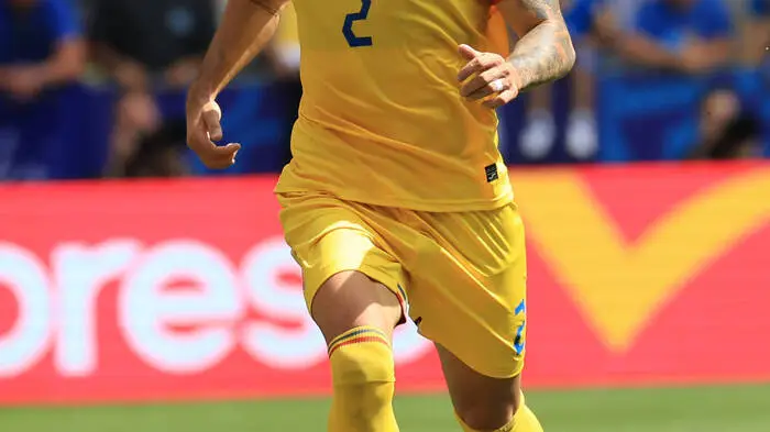 Auffallen um jeden Preis! Das hat sich wohl auch der rumänische Fußballer Andrei Ratiu gedacht, als er sich die Haare in knalligem Blau färbte.