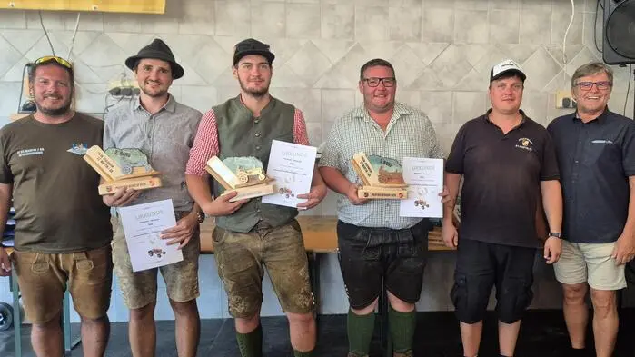 Die Gewinner der Kategorie „Traktor“ mit Verantwortlichen der FF St. Martin am Grimming und Bürgermeister Fritz Zefferer