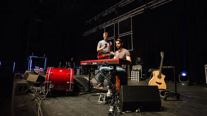 Am Montag, Dienstag, und auch noch Mittwoch proben Paul Pizzera und Otto Jaus im Kunsthaus Weiz für die Vorpremieren ihres Programms zum neuen Album "wer nicht fühlen will, muss hören", die ebendort Mittwoch-, Donnerstag- und Freitagabend stattfinden. Dreimal ausverkauft!