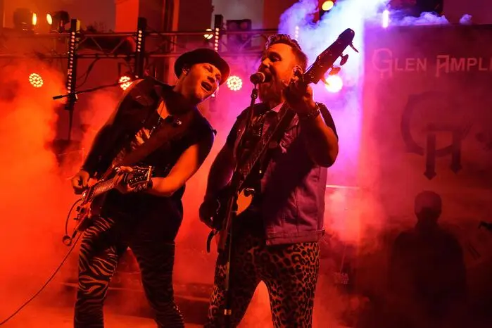 Am Abend sorgten Bands aus Österreich und Slowenien mit energiegeladenen Rock- und Metal-Sounds für Stimmung 