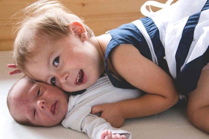 Alina liebt es mit Bruder Lukas (3180 g, 53 cm), der am 19. Juni um 8.22 Uhr geboren wurde, zu kuscheln. Die Eltern Melanie und Christian Jellitsch aus Villach freuen sich.