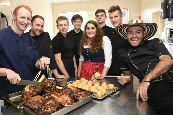 Haubenkoch Daniel Zraunig (links) mit seinem Küchen-Team verwöhnte die Gäste beim Haus-Kirchtag mit deftigen Spezialitäten, wie der berühmten Kirchtagssuppe, mit Schweinebraten, Stelzen, Knödel, und, und, und...